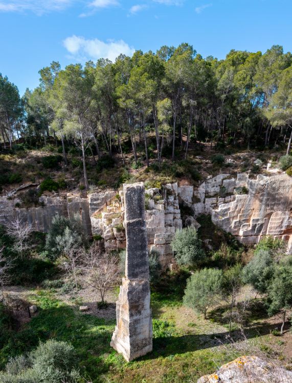La aguja de piedra en la cantera romana