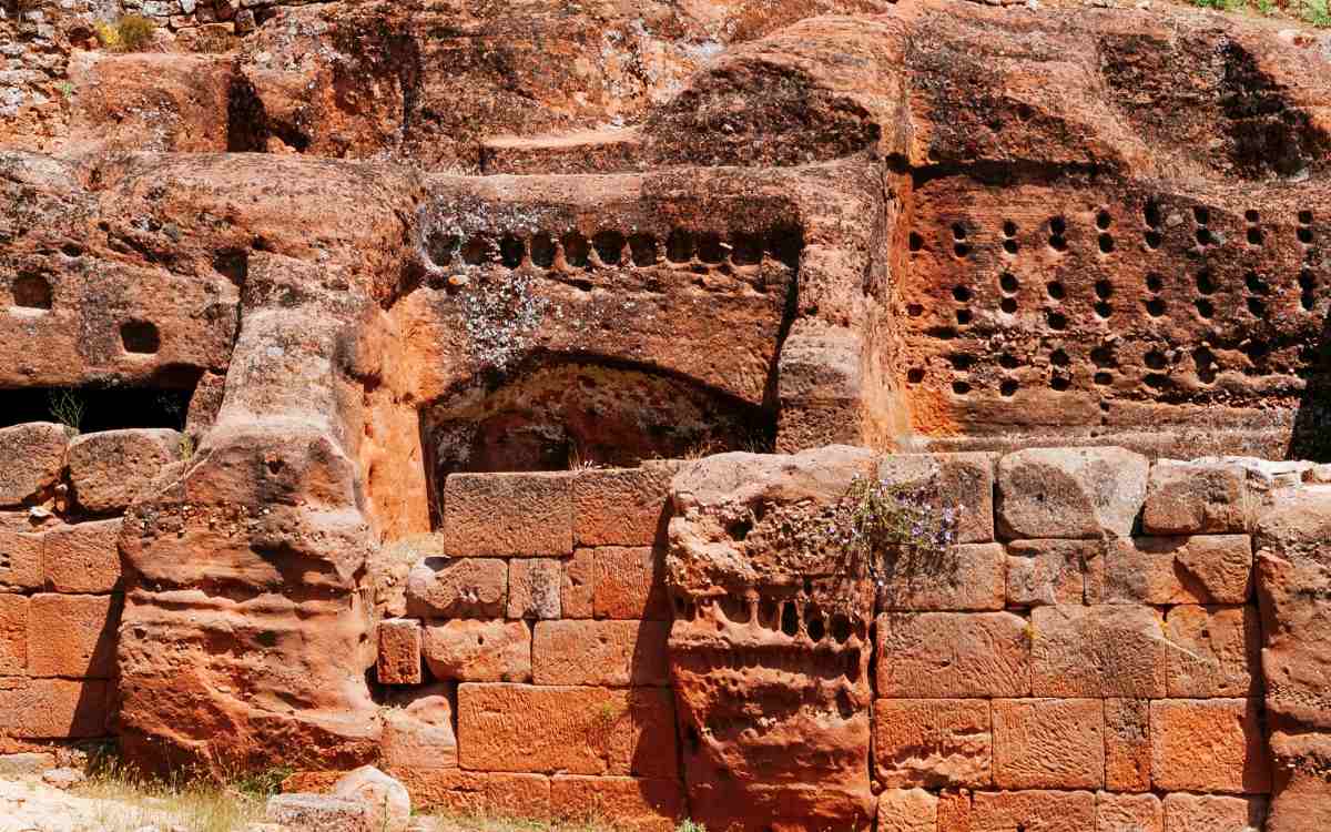 Antiguas casas talladas en roca