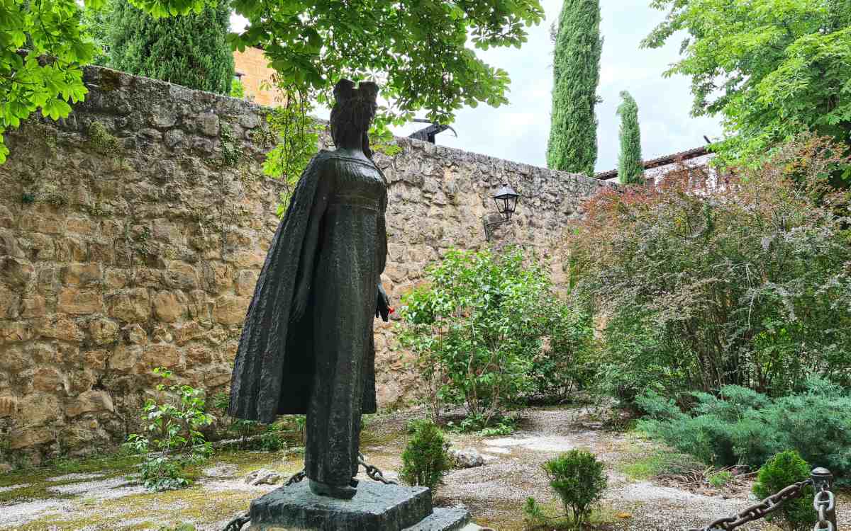 Estatua de Cristina de Noruega en Covarrubias