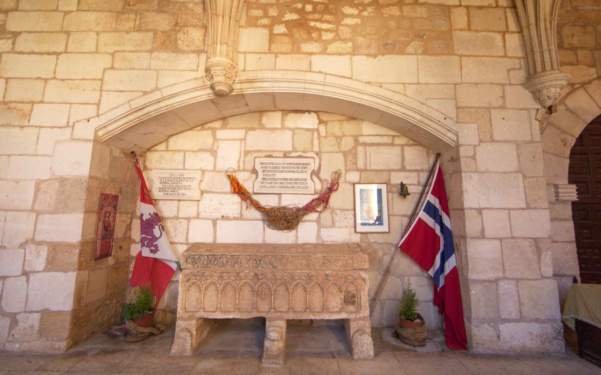 Sepulcro de la princesa en la Iglesia de San Cosme y San Damián
