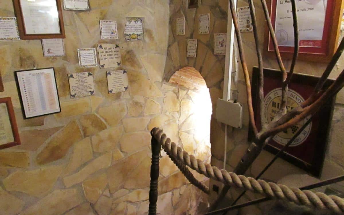 Acceso a las bodegas subterráneas en El Lagar de Isilla