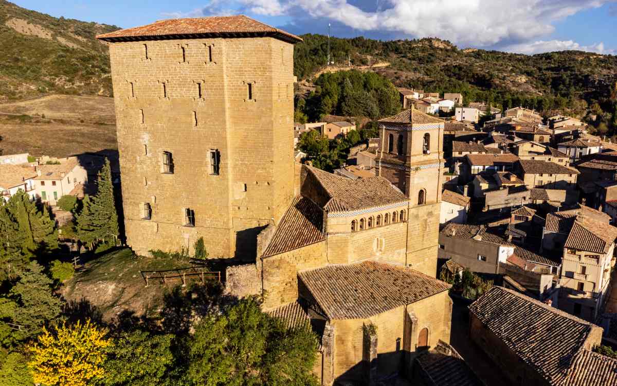 La llamativa torre del pueblo