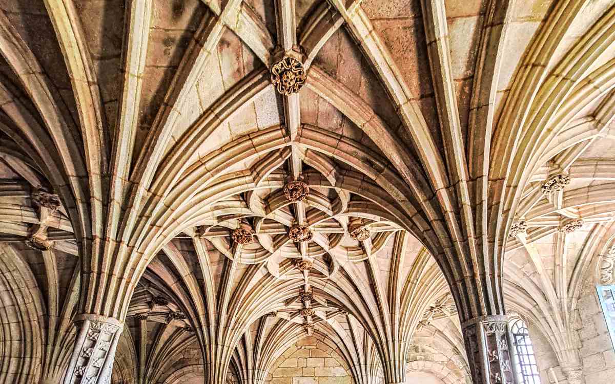 Detalle de columnas con forma de palmera
