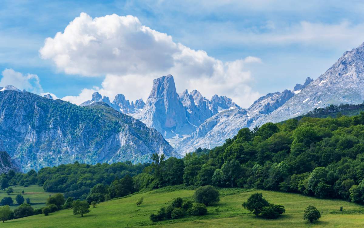 Vista panorámica del Picu Urriellu o Naranjo de Bulnes
