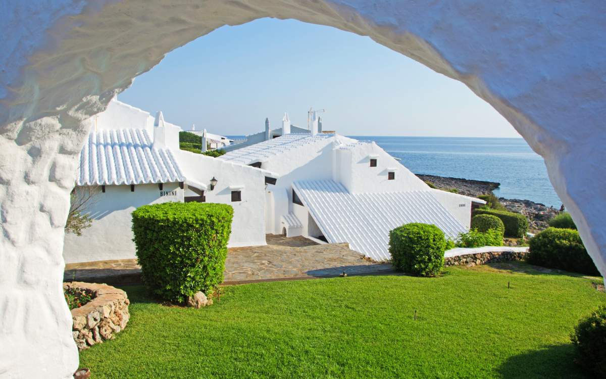 Casas blancas y jardines en Binibeca Vell