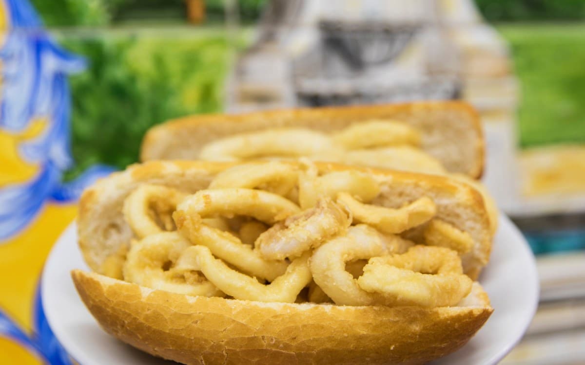 Bocadillo de calamares en un restaurante de la Plaza Mayor