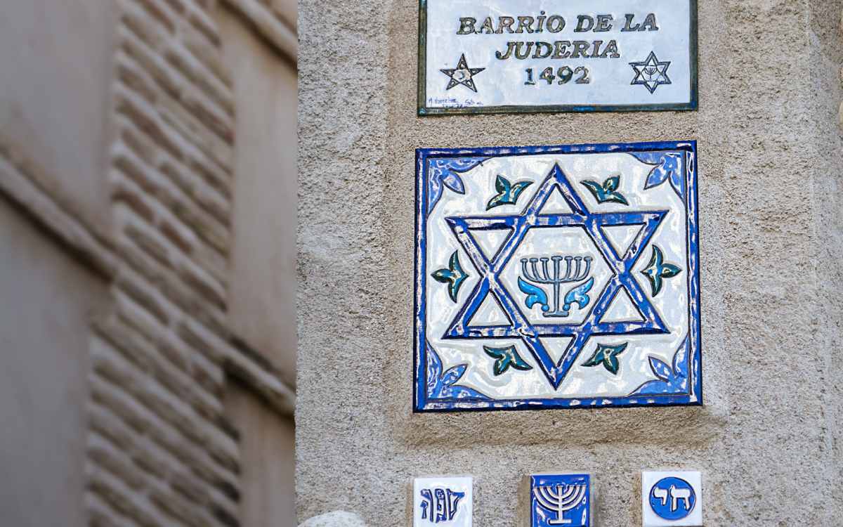 Placas de cerámica en la judería de Toledo