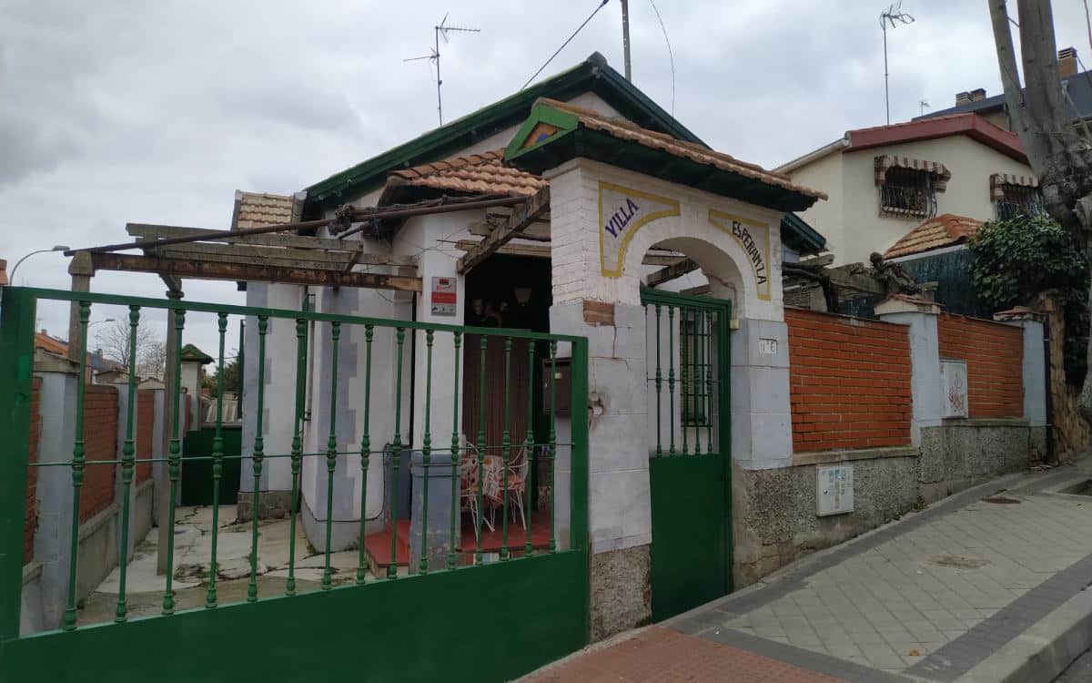 Casa donde se lee «Villa Esperanza»