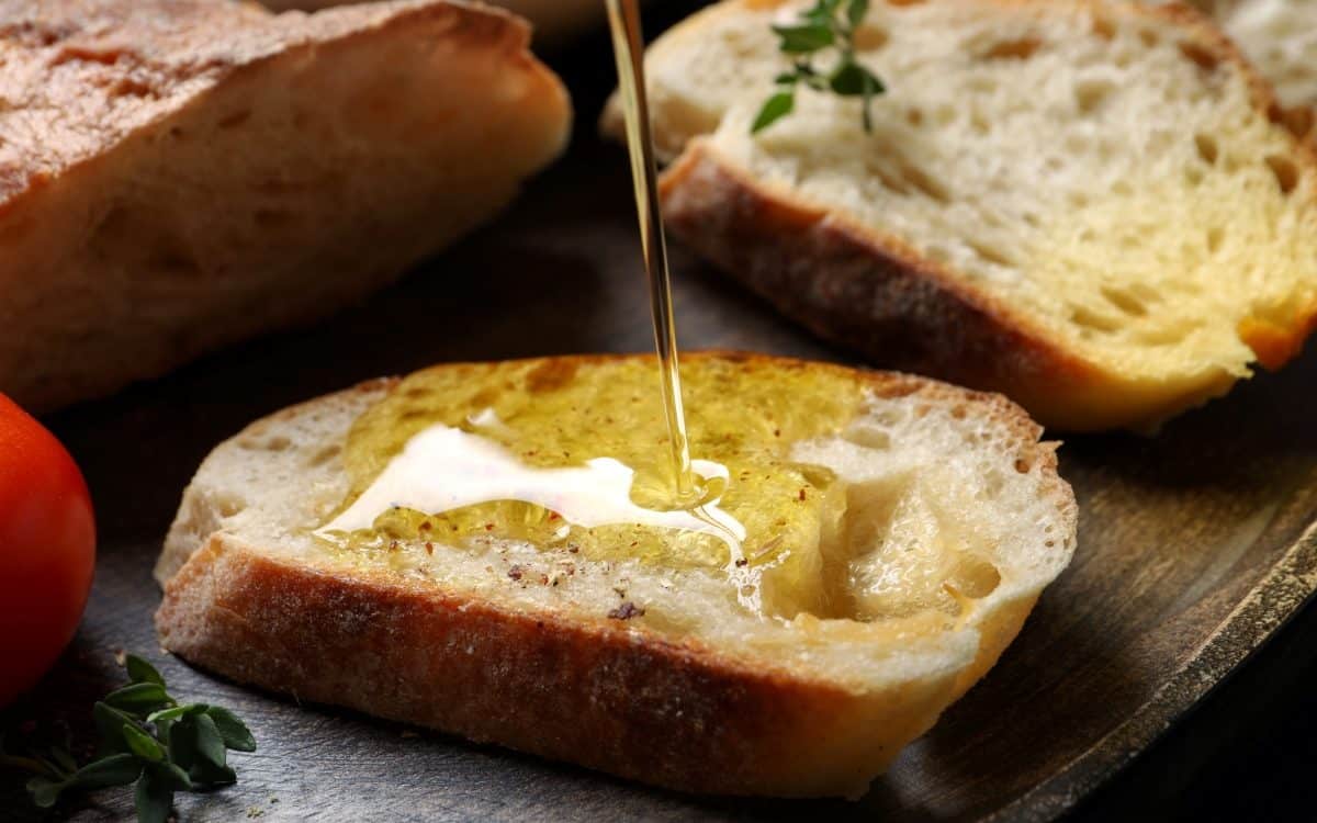 Pan con aceite.