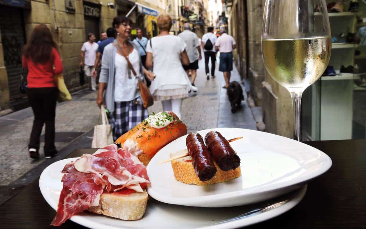 Típico bar de pintxos en la Parte Vieja de San Sebastián