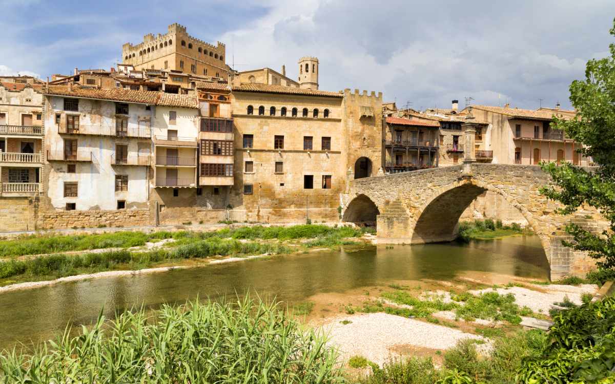 Puente de Valderrobres con el castillo de fondo