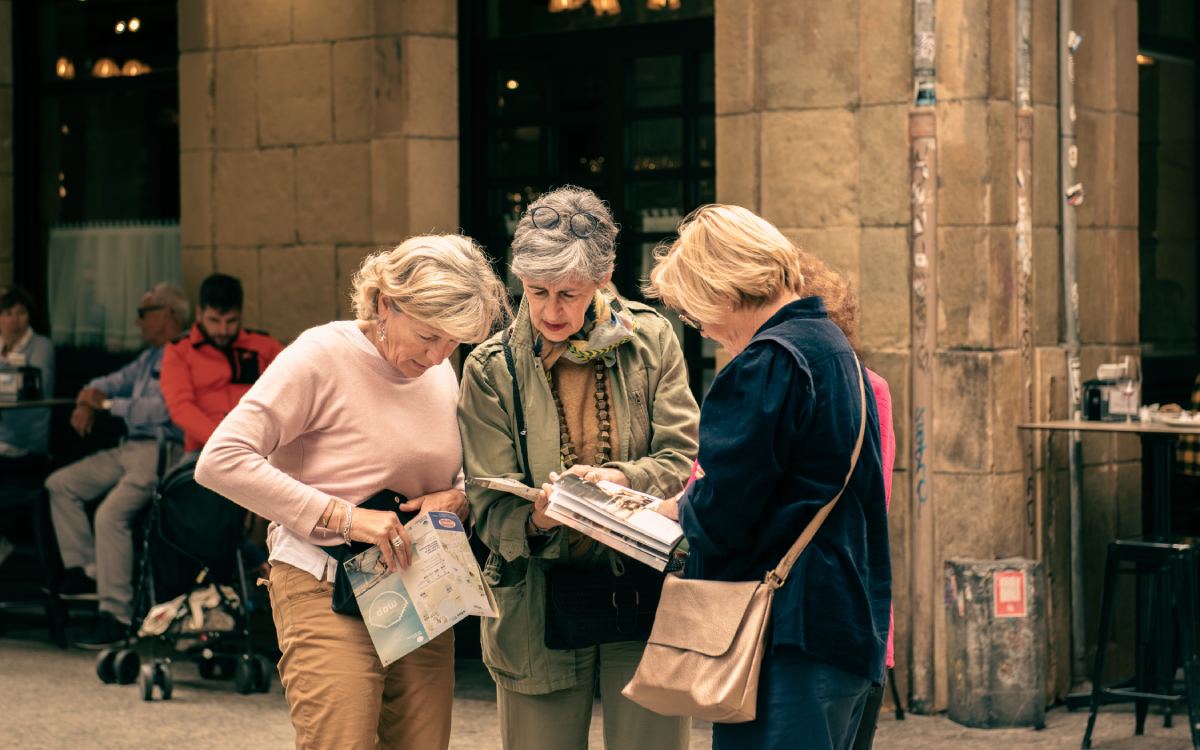 Grupo de turistas buscan su destino.