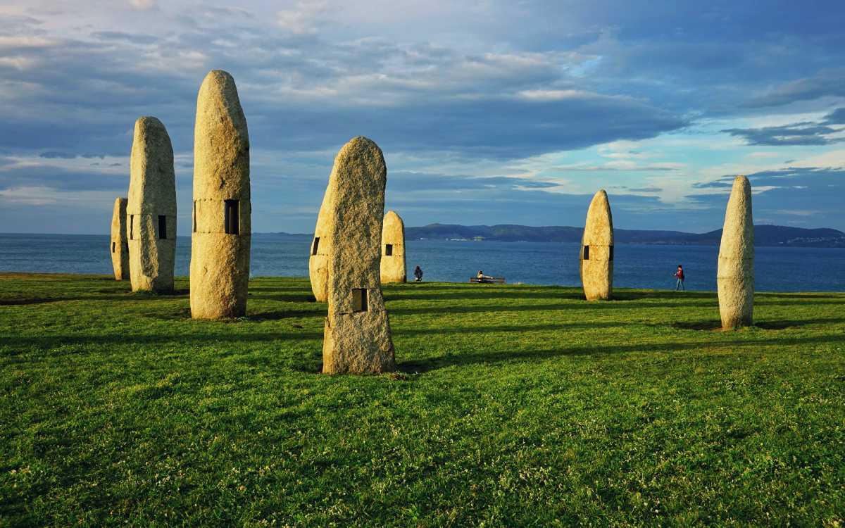 Las esculturas de la ‘Isla de Pascua’ gallega
