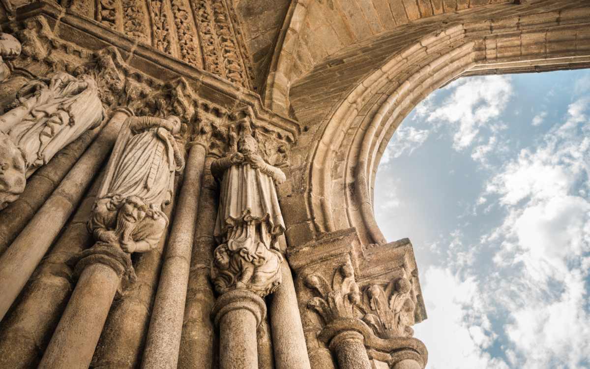 Detalles de la entrada a la catedral