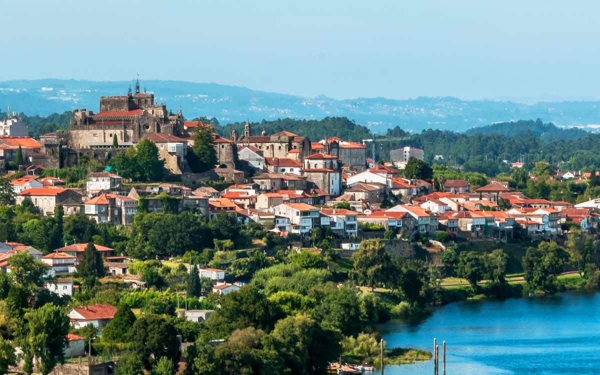 Panorámica de Tui con la catedral en lo alto