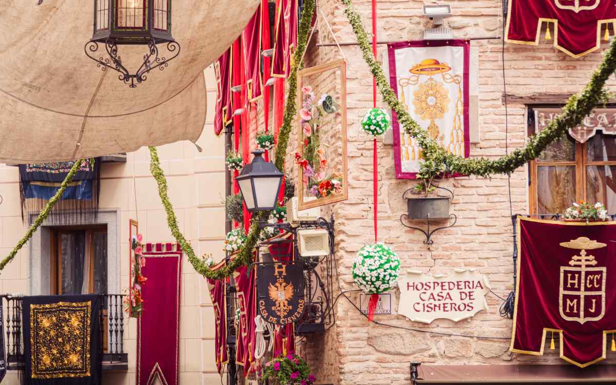 Toledo decorada para el Corpus Christi