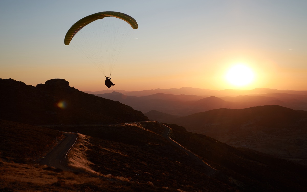 Parapente al atardecer en la Peña Negra