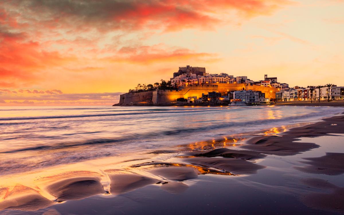 Playa y castillo de Peñíscola al amanecer