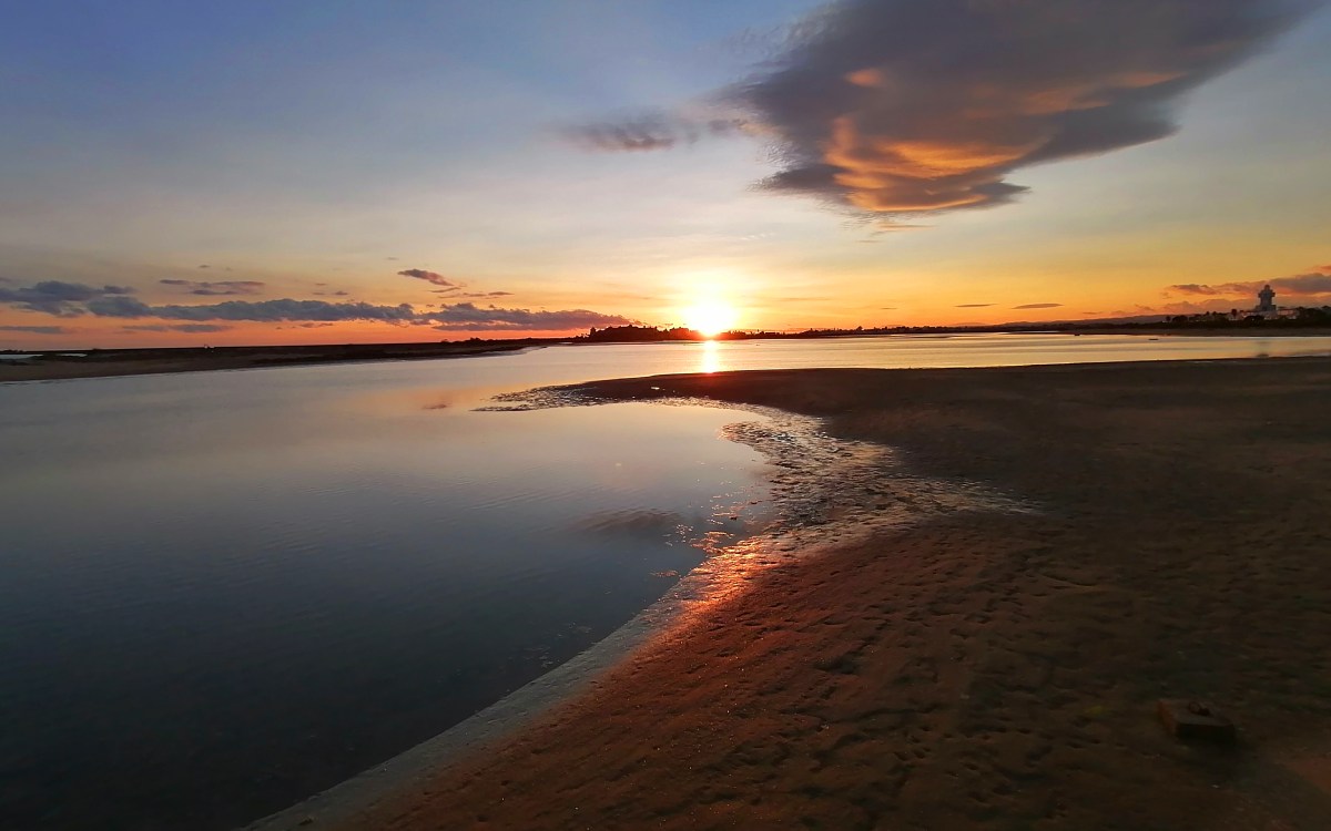 Puesta de sol en una playa de la Isla Cristina
