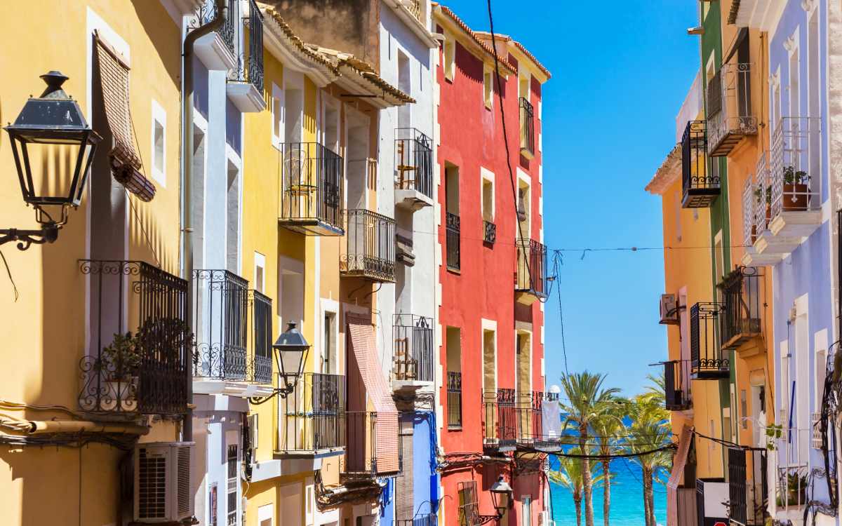 Villajoyosa con el mar de fondo