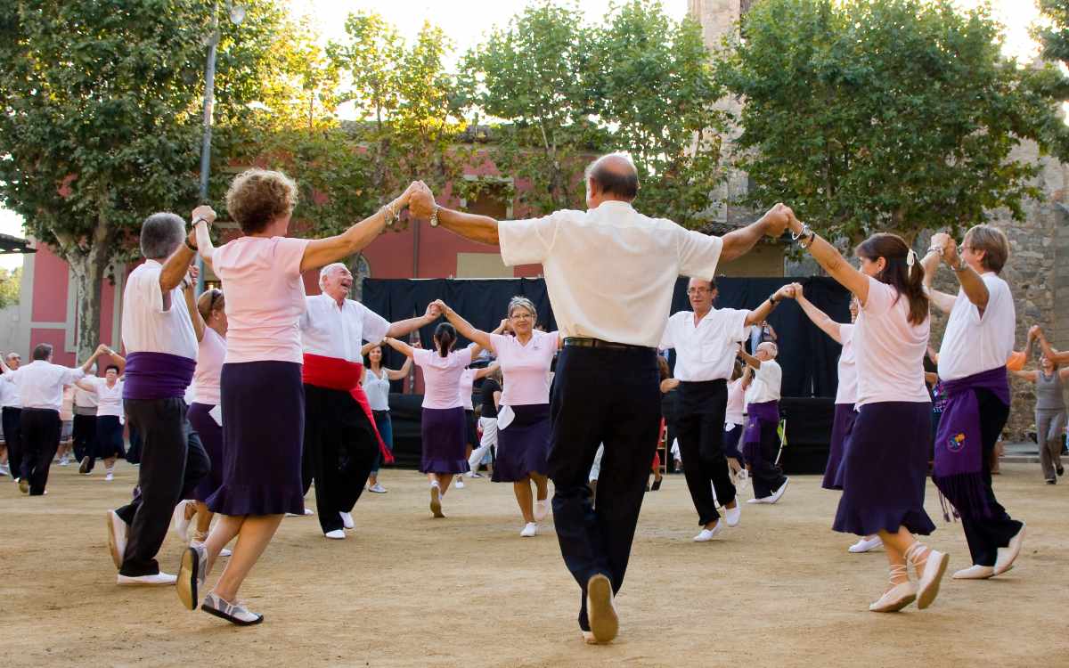 Un grupo de personas bailando la sardana