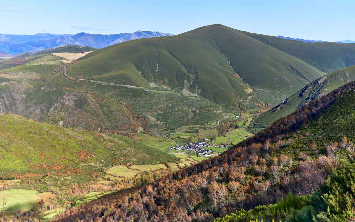 Vista panorámica de Balouta desde el Puerto de Ancares