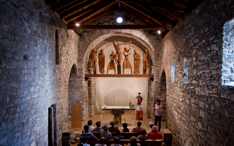 Imagen de la reproducción de la talla del Descendimiento de la Cruz en el interior de la iglesia