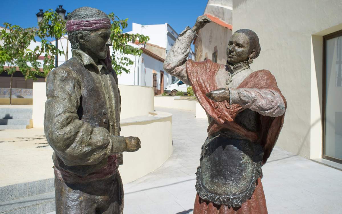 Escultura de bronce en Aceuchal