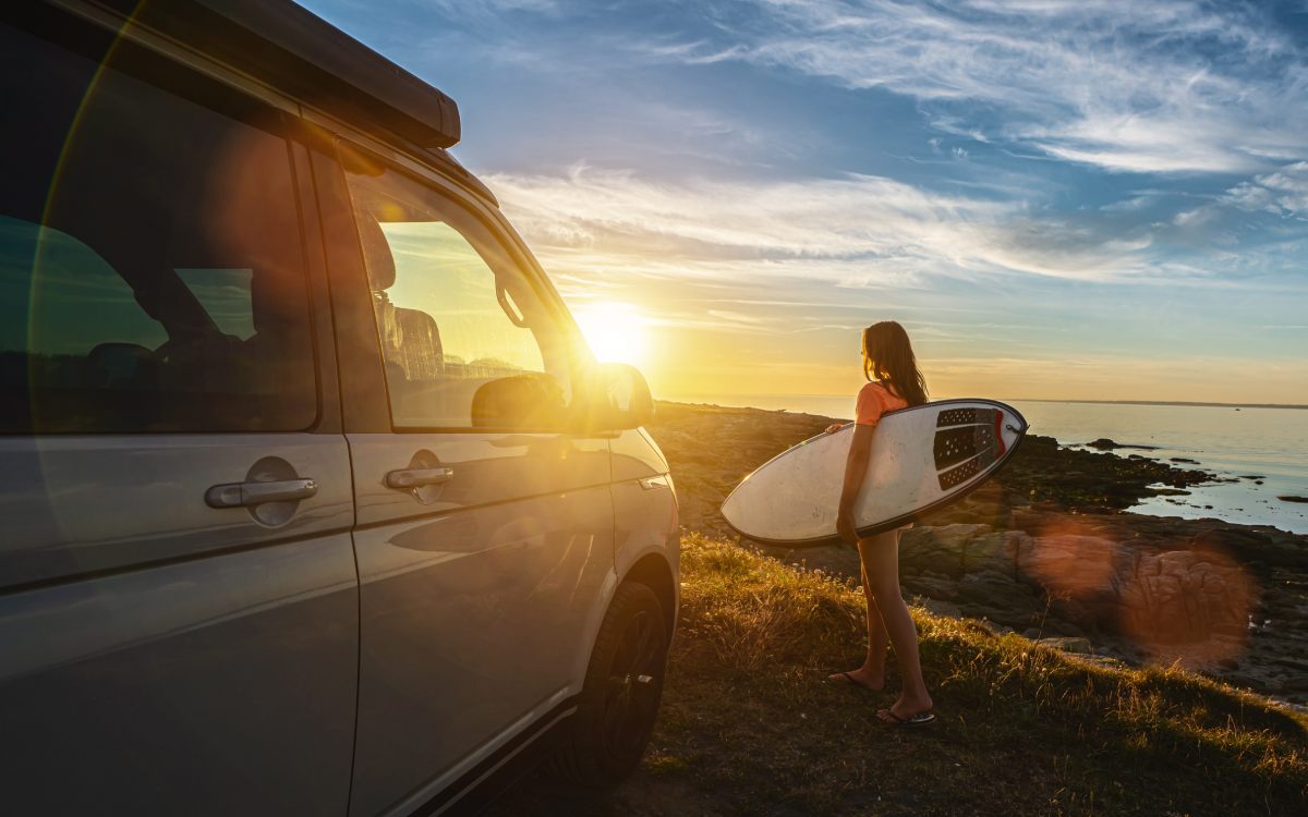 Viajar en cámper permite disfrutar de actividades como el surf