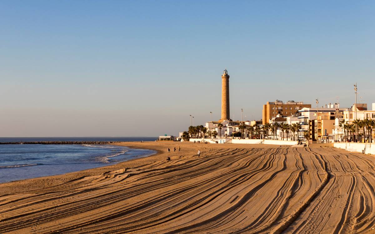 Playa y faro de Chipiona