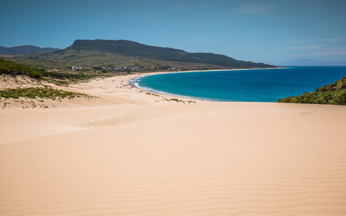 La extensa duna de la playa de Bolonia