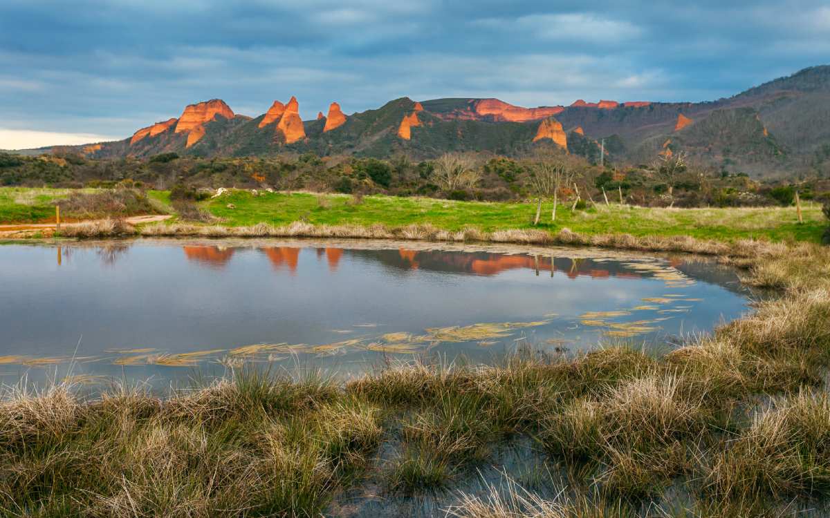 Vista de Las Médulas desde el lago de Carucedo