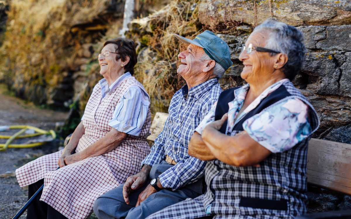 Las charlas al fresco son típicas del verano