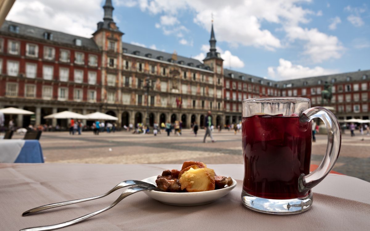 Nada mejor que un buen tinto de verano y una tapa