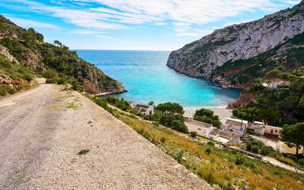La mejor playa de España tiene un paisaje perfecto para el senderismo
