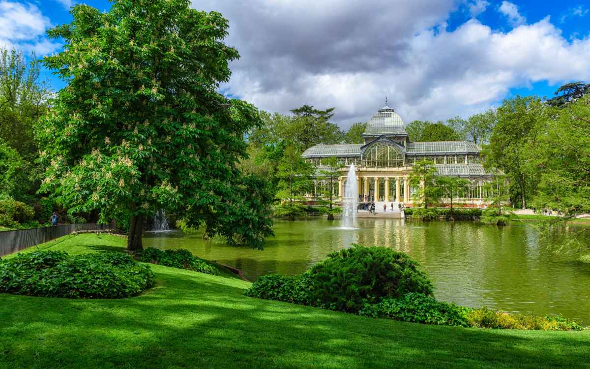 El Palacio de Cristal, uno de los lugares que hay que ver en Madrid sin falta