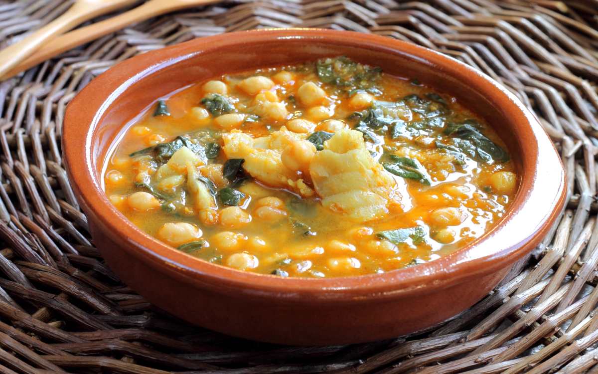 Garbanzos con bacalao y espinacas
