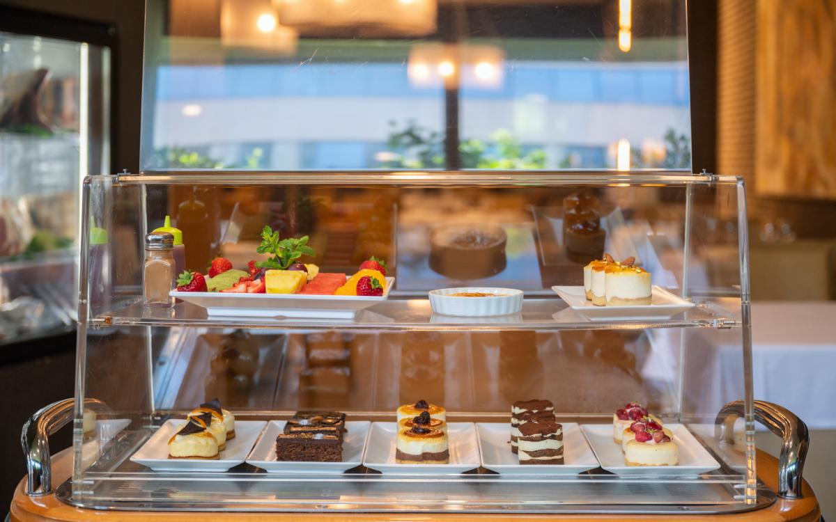 Carro con postres y fruta.