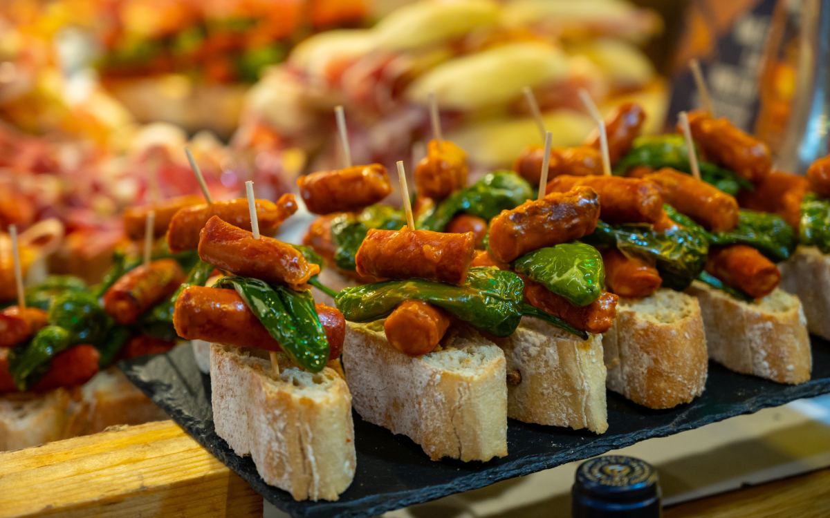 Cada lugar ofrece tapas diferentes con ingredientes locales