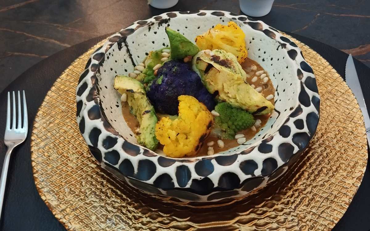 Plato del GastroVía 61: Coliflor a la brasa y aguacate asado con salsa chiné.