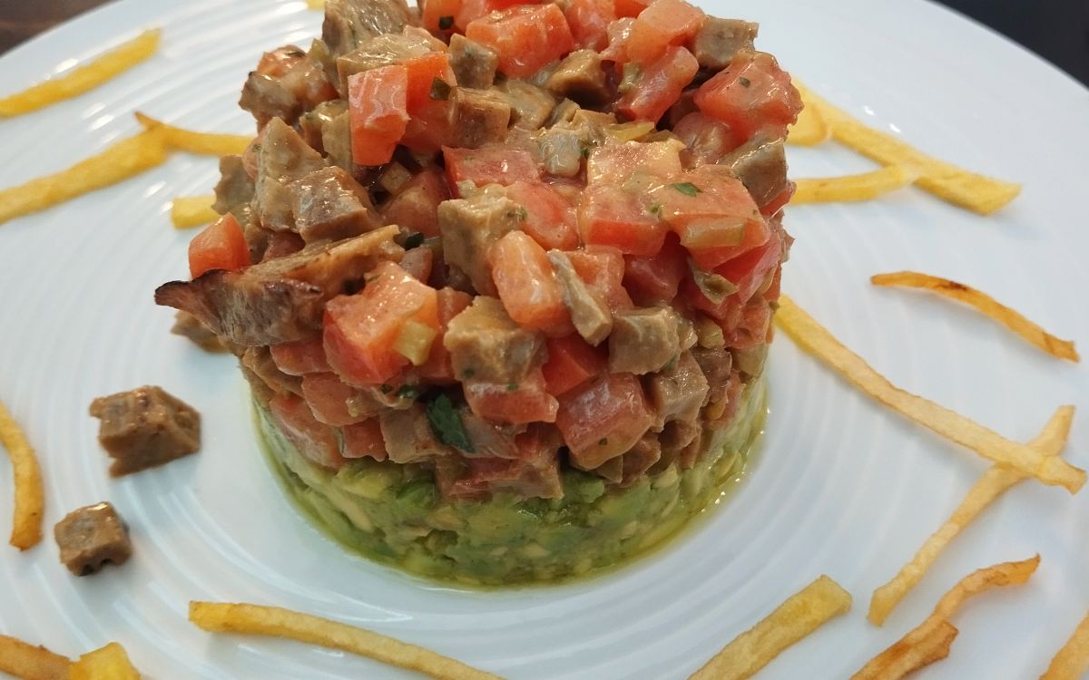 Steak tartar vegano con seitán y guacamole
