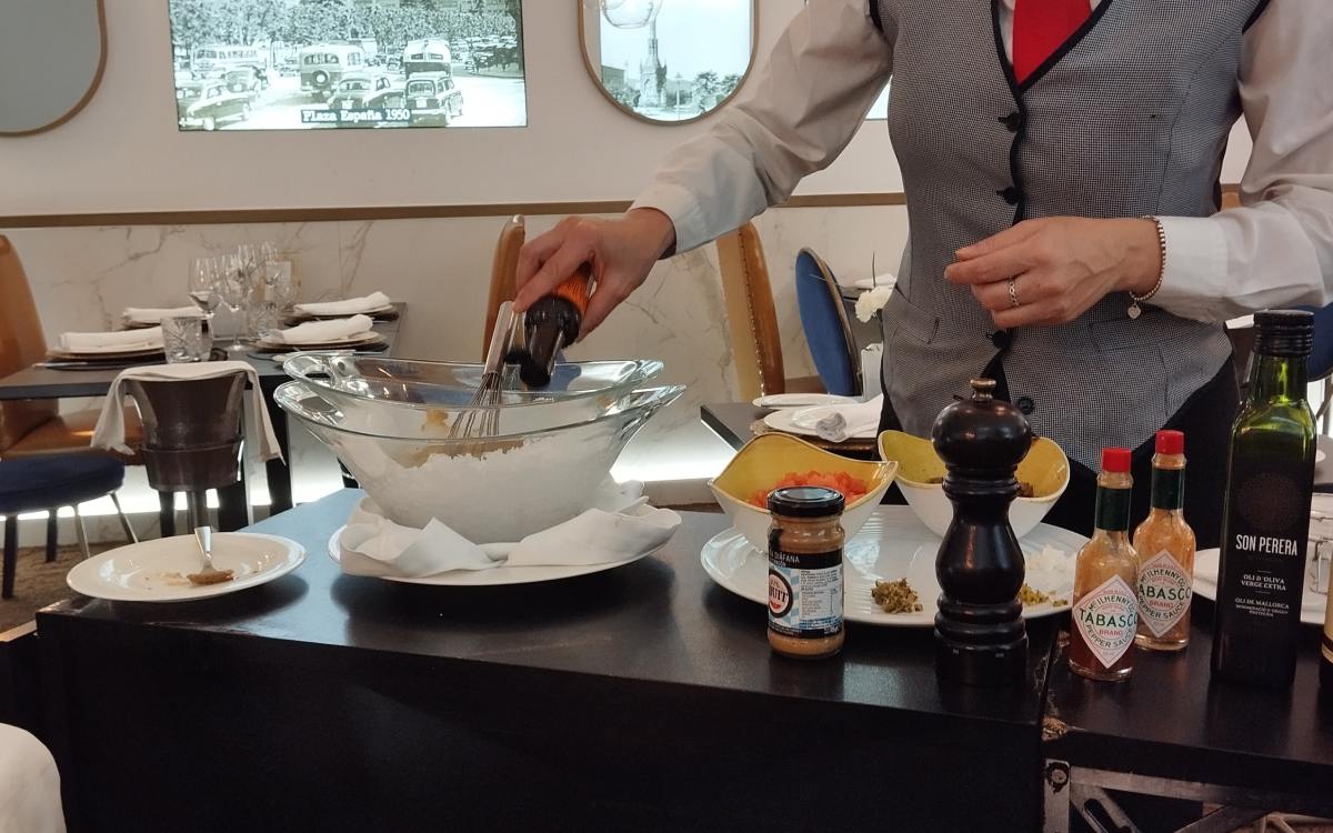 Camarera elaborando un plato en directo en el GastroVía 61