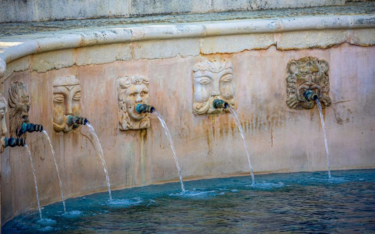 La Fuente del Rey cuenta con 139 caños. | Shutterstock