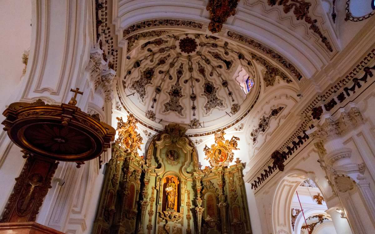 Interior de la iglesia de Santiago Apóstol