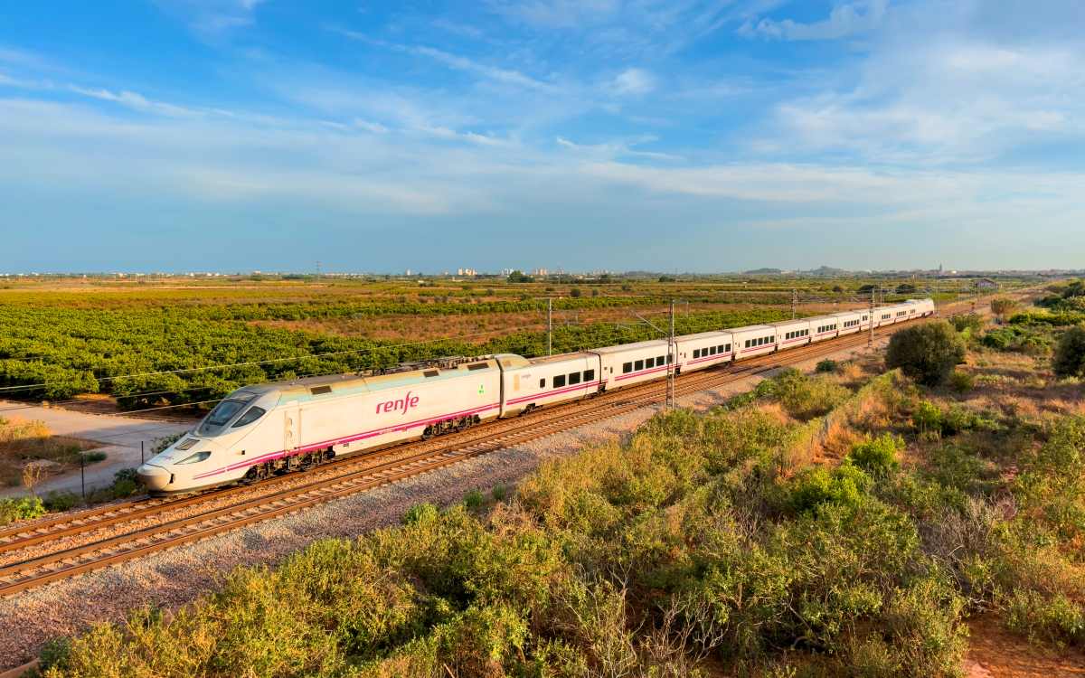 La compraventa de transporte aéreo supera a la del terrestre. | Shutterstock