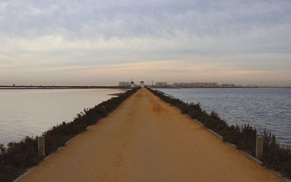 Camino entre Salinas de San Pedro del Pinatar y el Mar Menor