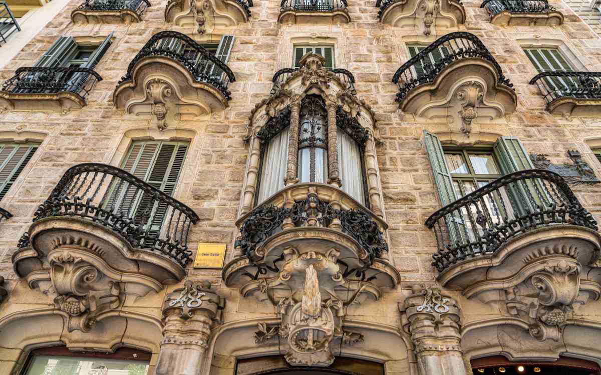 Fachada de la Casa Calvet. | Dreamstime