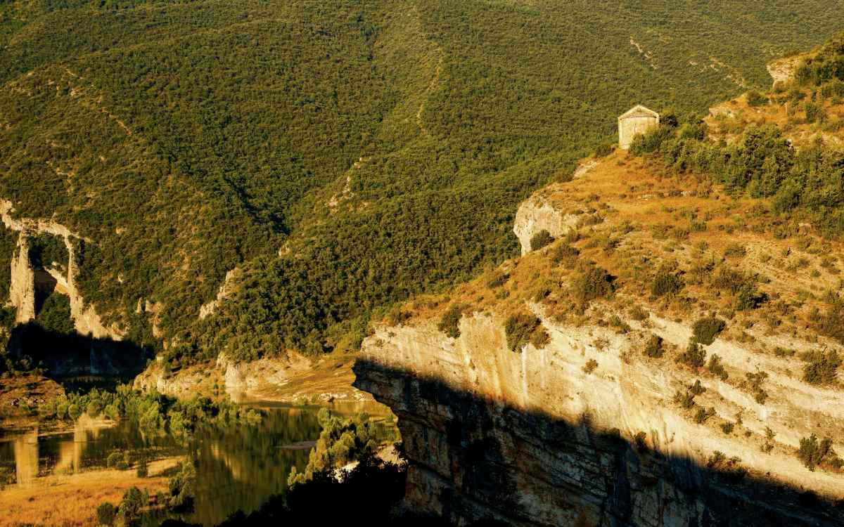 El vertiginoso emplazamiento de la ermita de Nuestra Señora del Congost