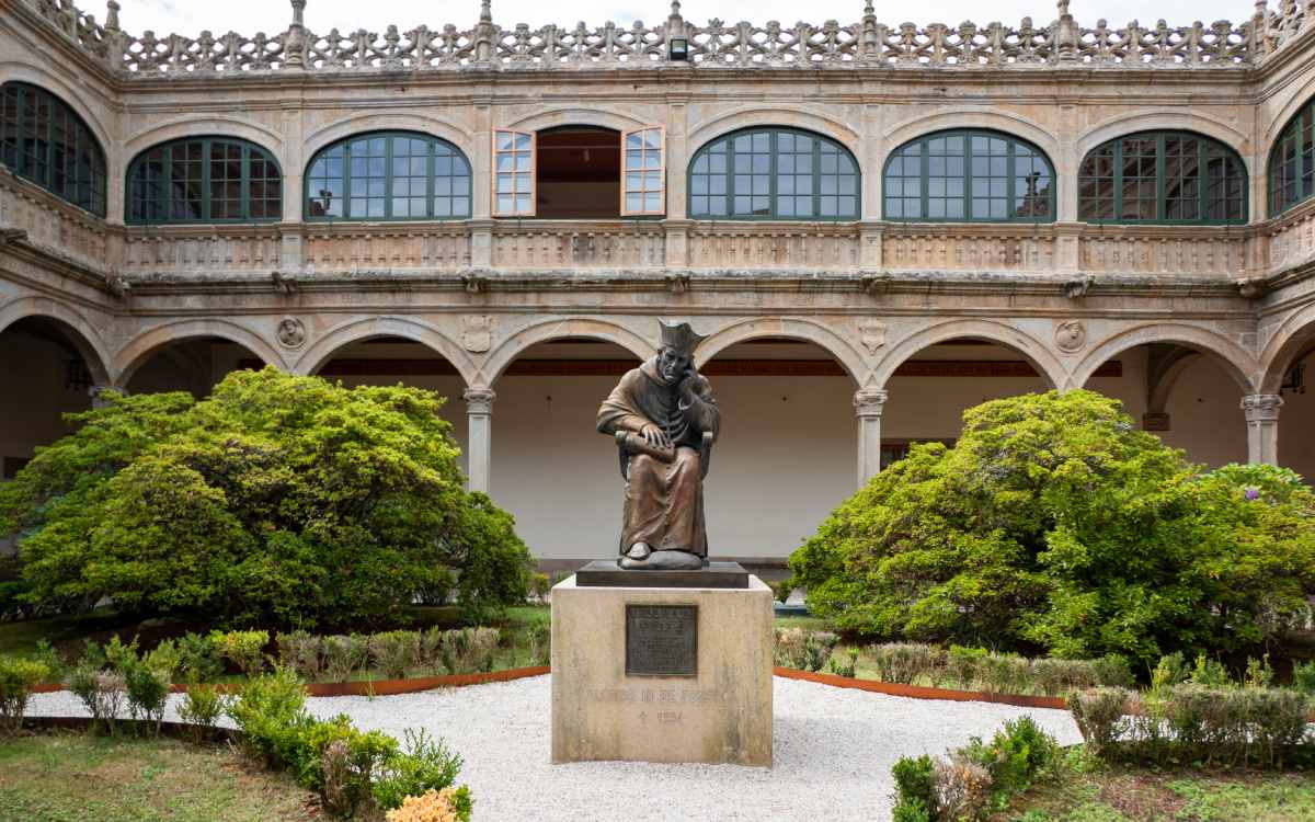 Claustro del pazo de Fonseca. | Dreamstime