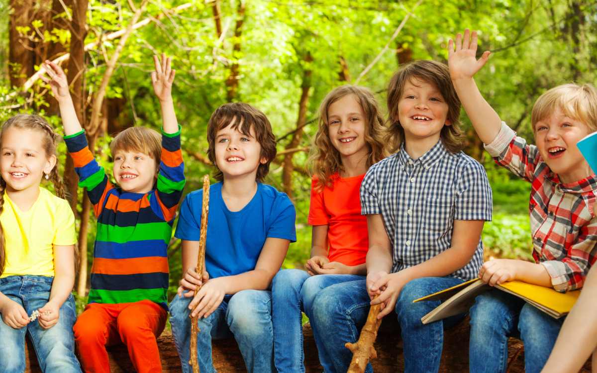 Clases al aire libre en un campamento de verano